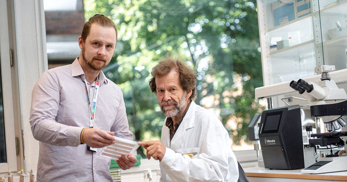 Stembiont® Vital er basert på den mer enn ti år lange forskningen til NMBU-professor Henning Sørum (t.h.), her sammen med Previwo-forsker Stanislav Iakhno (t.v.).