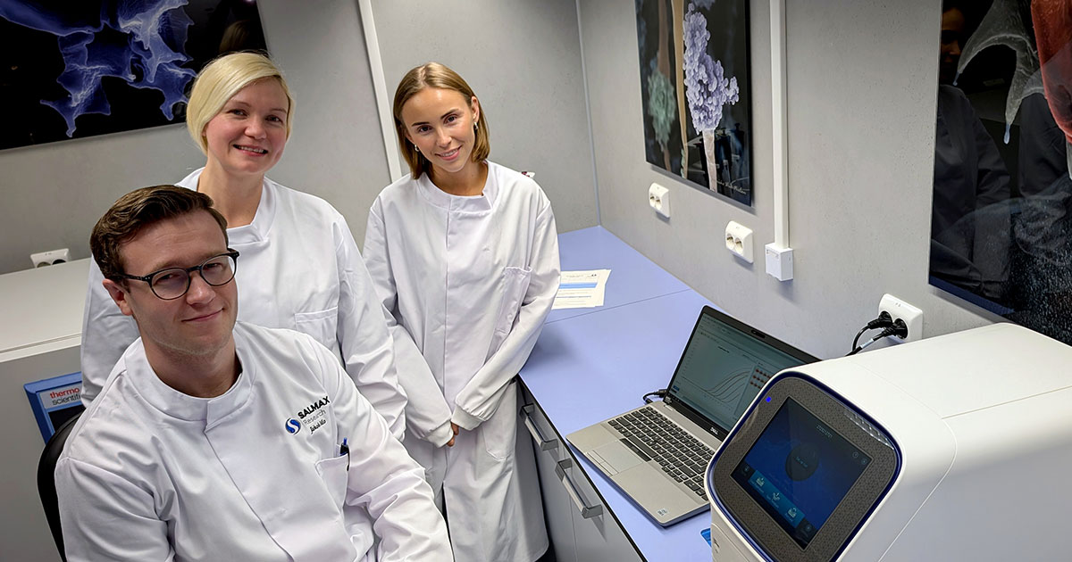 Salmax-gruppen, her ved Jakob Mo, May Linn Buberg og Synne Svensson i laboratoriet, lanserer i år to løsninger som avdekker mulig sykdom i fiskebestanden på et svært tidlig stadium.