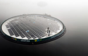 Alottas flytende solcelleanlegg gjør at mye av energibehovet på oppdrettsanleggene kan erstattes med ren energi. Foto: Alotta AS