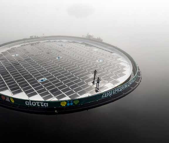 Alottas flytende solcelleanlegg gjør at mye av energibehovet på oppdrettsanleggene kan erstattes med ren energi. Foto: Alotta AS