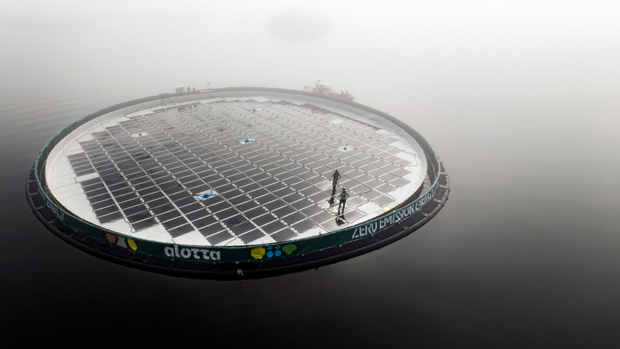 Alottas flytende solcelleanlegg gjør at mye av energibehovet på oppdrettsanleggene kan erstattes med ren energi. Foto: Alotta AS