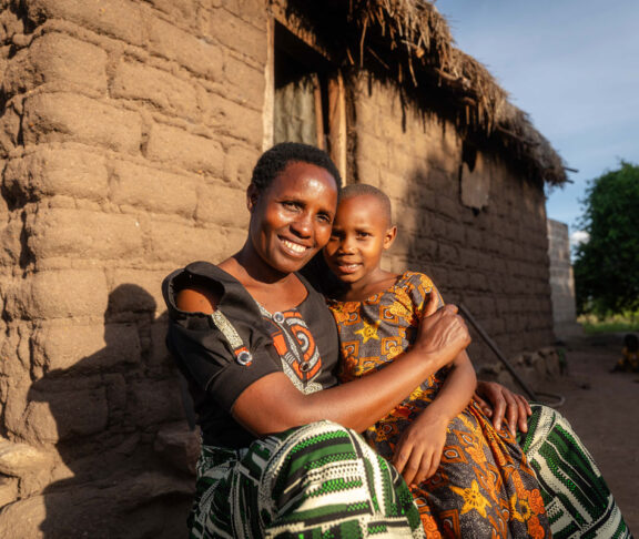 Seit Ende Oktober ist Minza Mbesi gewählte Politikerin. Sie setzte sich gegen sieben Männer durch – dank ihres langjährigen Engagements für die Menschen in ihrem Wahlkreis. Aufgewachsen in einer Bauernfamilie in Tansania, nutzte sie jede Chance, statt zu resignieren. Geschichten wie ihre zeigen, warum Helvetas weltweit für faire Chancen einsteht.
