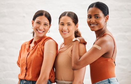 Covid-Impfungen oder Grippe schossen in Mädchen Freundschaften, Freundschaft und Jugendliche lächeln. Porträt einer glücklichen und vielfältigen Freundes-Gruppe, die zusammen gute Gesundheitsgewohnheiten praktiziert