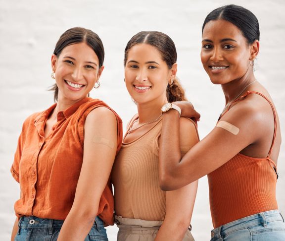 Covid-Impfungen oder Grippe schossen in Mädchen Freundschaften, Freundschaft und Jugendliche lächeln. Porträt einer glücklichen und vielfältigen Freundes-Gruppe, die zusammen gute Gesundheitsgewohnheiten praktiziert