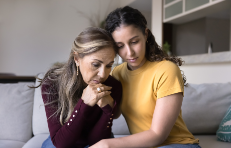 Traurig junge erwachsene lateinische Tochter tröstend depressive ältere Mutter zu Hause, tröstend, Umarmung gestresst aufgeregt Mutter, sitzen nah, geben Trost, Empathie, Unterstützung auf schlechte Probleme