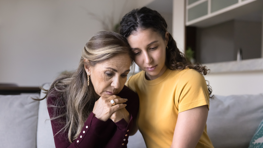 Traurig junge erwachsene lateinische Tochter tröstend depressive ältere Mutter zu Hause, tröstend, Umarmung gestresst aufgeregt Mutter, sitzen nah, geben Trost, Empathie, Unterstützung auf schlechte Probleme