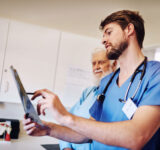 Klinik, Diskussion und Krankenschwester mit Röntgen von Mann für Diagnose, Untersuchung und medizinische Beurteilung. Seniorenpatientin, Menschen und Gesundheitswesen mit radiologischer Untersuchung auf Prostatakrebs, Behandlung oder Bewertung