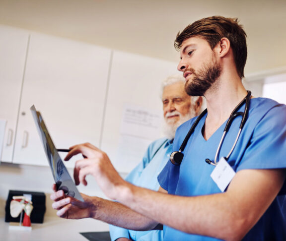 Klinik, Diskussion und Krankenschwester mit Röntgen von Mann für Diagnose, Untersuchung und medizinische Beurteilung. Seniorenpatientin, Menschen und Gesundheitswesen mit radiologischer Untersuchung auf Prostatakrebs, Behandlung oder Bewertung