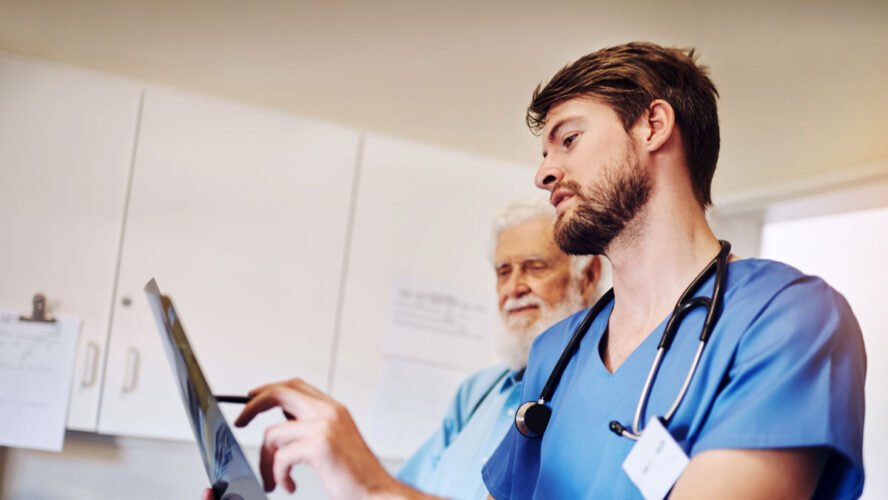 Klinik, Diskussion und Krankenschwester mit Röntgen von Mann für Diagnose, Untersuchung und medizinische Beurteilung. Seniorenpatientin, Menschen und Gesundheitswesen mit radiologischer Untersuchung auf Prostatakrebs, Behandlung oder Bewertung