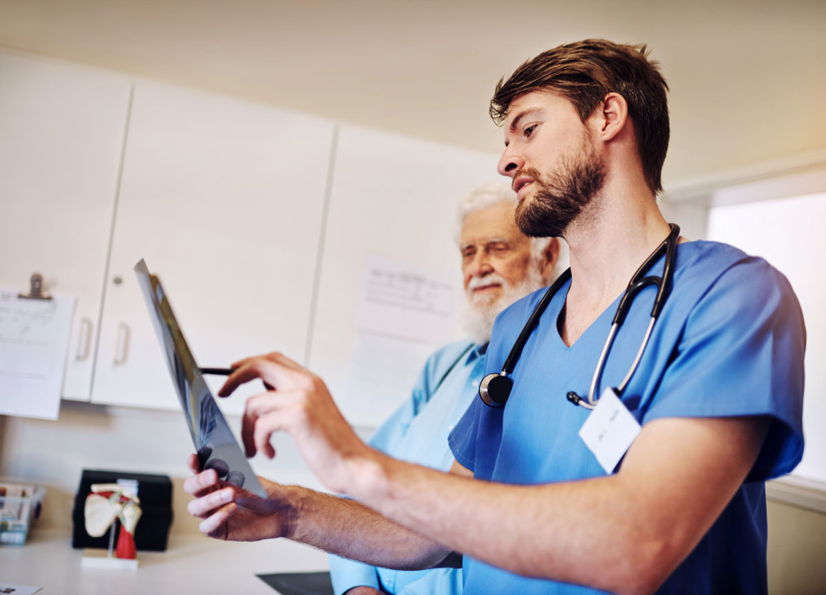 Klinik, Diskussion und Krankenschwester mit Röntgen von Mann für Diagnose, Untersuchung und medizinische Beurteilung. Seniorenpatientin, Menschen und Gesundheitswesen mit radiologischer Untersuchung auf Prostatakrebs, Behandlung oder Bewertung