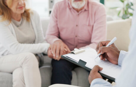 Händchen, Unterstützung und Seniorenpaar mit Therapeuten für Beratung, Hilfe und Unterstützung bei schwierigen Krisen- oder Krebsdiagnosen. Therapie, Depressionen und alte Menschen, die sich mit Psychologie-Experten beraten