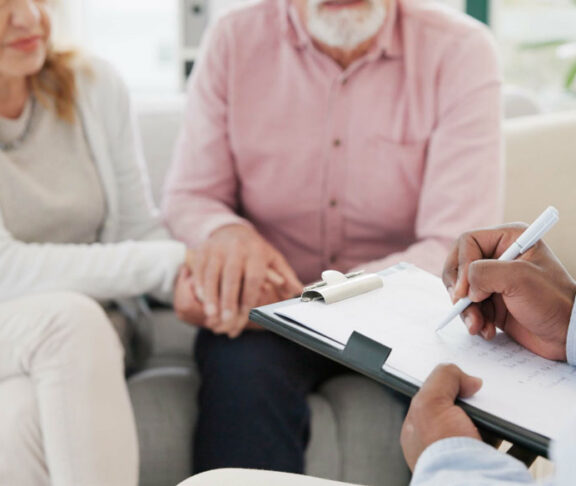 Händchen, Unterstützung und Seniorenpaar mit Therapeuten für Beratung, Hilfe und Unterstützung bei schwierigen Krisen- oder Krebsdiagnosen. Therapie, Depressionen und alte Menschen, die sich mit Psychologie-Experten beraten