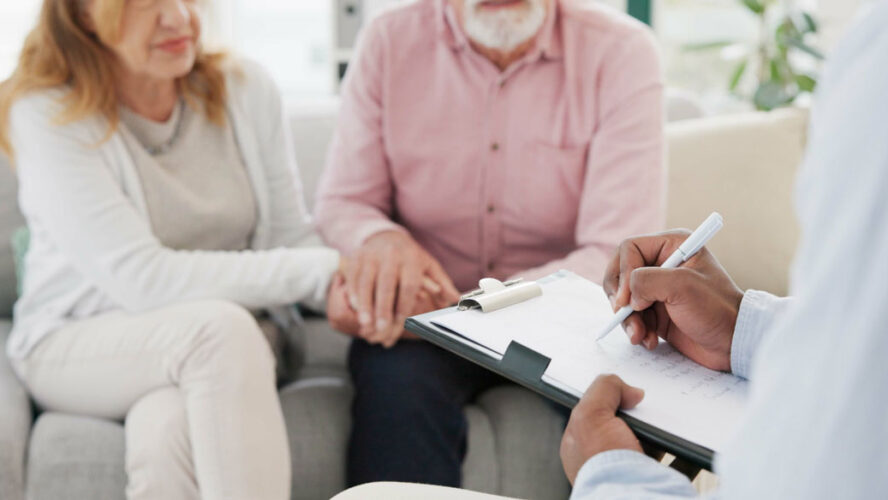 Händchen, Unterstützung und Seniorenpaar mit Therapeuten für Beratung, Hilfe und Unterstützung bei schwierigen Krisen- oder Krebsdiagnosen. Therapie, Depressionen und alte Menschen, die sich mit Psychologie-Experten beraten