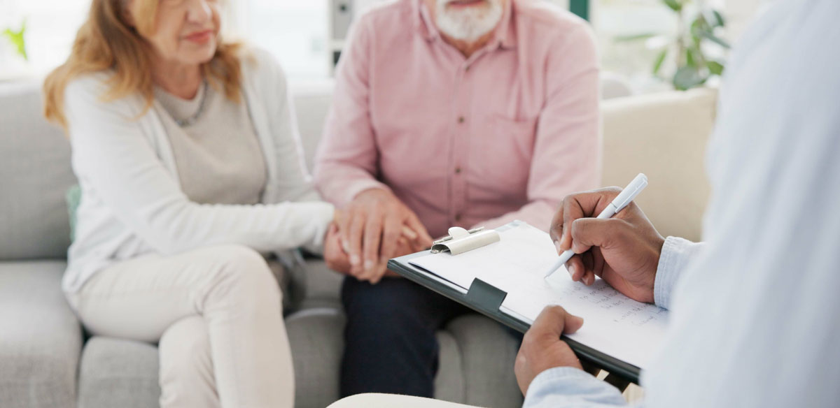 Händchen, Unterstützung und Seniorenpaar mit Therapeuten für Beratung, Hilfe und Unterstützung bei schwierigen Krisen- oder Krebsdiagnosen. Therapie, Depressionen und alte Menschen, die sich mit Psychologie-Experten beraten