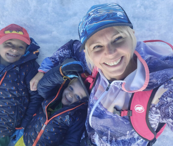 Das sagt Ania Cupial (40). Im Interview berichtet sie, wie es zu ihrer Diagnose Multiple Sklerose (MS) kam und wie sie diese mit ihrem Kinderwunsch vereinbarte. Die zweifache Mutter spricht über ihre Erfahrungen zu Familienplanung, Geburt und Stillen mit der chronischen Autoimmunerkrankung.