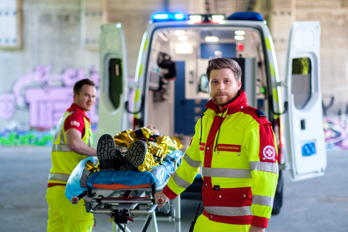 Rettungsdienst - Sanitäter mit Liege