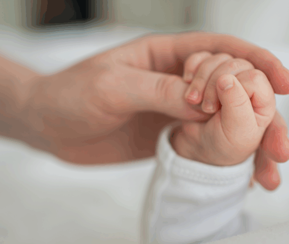 Glückliche Familie. Winziges Neugeborenes Baby kleine Hand auf der Mutterhand Handfläche. Neugeborenes Baby, das nach der Geburt den Elternfinger hält. Mutter Baby zu Hause. Unterstützung des Schutzes eines neuen Lebens. Sorgfältig handhaben