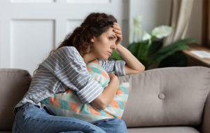 bekymret kvinne i en sofa