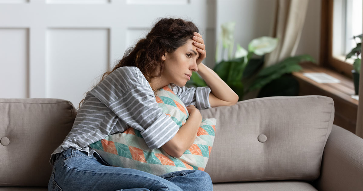bekymret kvinne i en sofa