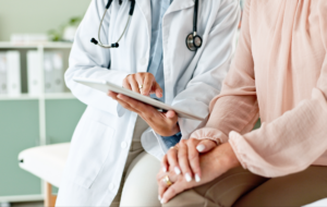 Klinik, Tablette und Hände des Arztes mit Patient für Beratung, medizinischen Dienst und Hilfe