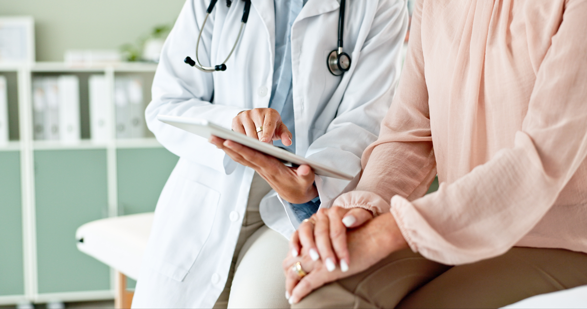 Klinik, Tablette und Hände des Arztes mit Patient für Beratung, medizinischen Dienst und Hilfe