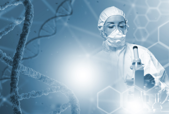 Wissenschaftler Genetiker. Frau in der Nähe von DNA-Ketten. Laborassistent mit Mikroskop. Untersuchung von DNA und Genom. Genetische Experimente.