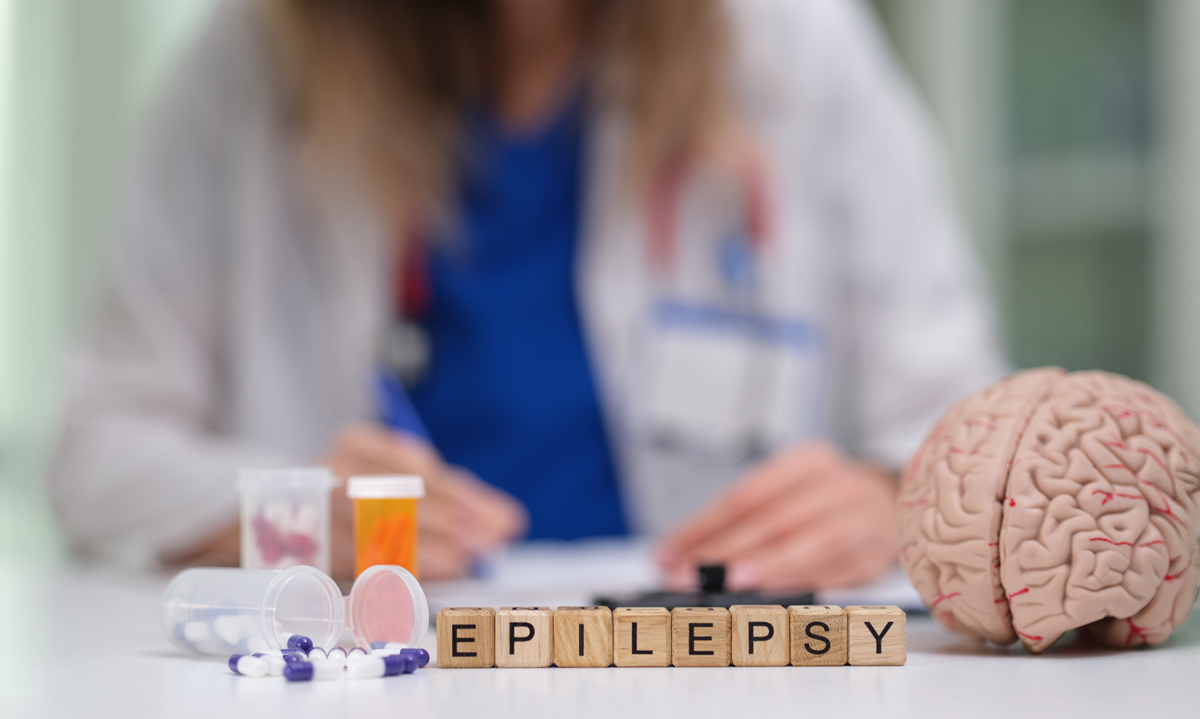 Eine detaillierte medizinische Illustration, die sich auf Epilepsie konzentriert, mit essenziellen Medikamenten, neben der Gehirnanatomie