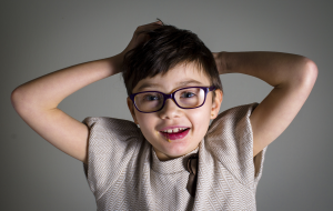 Porträt eines schönen kleinen Kindes mit Rett-Syndrom