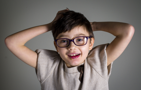 Porträt eines schönen kleinen Kindes mit Rett-Syndrom