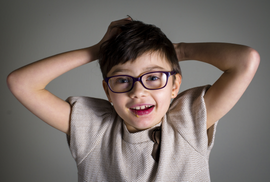 Porträt eines schönen kleinen Kindes mit Rett-Syndrom