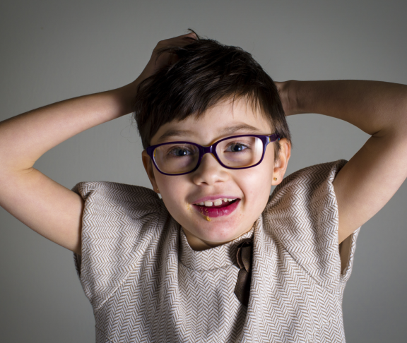 Porträt eines schönen kleinen Kindes mit Rett-Syndrom