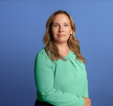 Kristina Sokolovic ist an primär biliärer Cholangitis (PBC) erkrankt. Seit 2021 weiß die 38-Jährige, dass sie an der nicht heilbaren, aber behandelbaren Autoimmunerkrankung der Leber leidet, die zu etwa 90 Prozent Frauen betrifft. Kristina spricht offen über Diagnose, Therapie und Alltag mit PBC – von Juckreiz und Müdigkeit bis zu Routinen, Kontrollen und der Kraft von Wissen und Austausch.