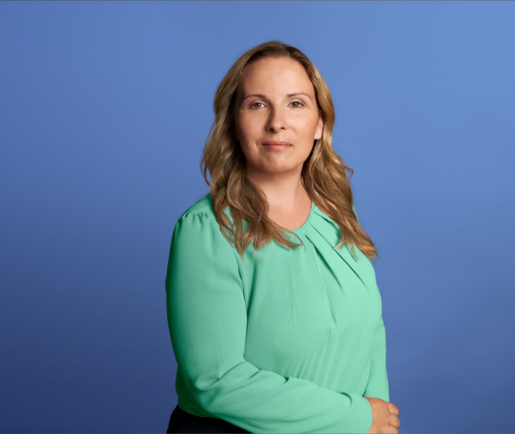 Kristina Sokolovic ist an primär biliärer Cholangitis (PBC) erkrankt. Seit 2021 weiß die 38-Jährige, dass sie an der nicht heilbaren, aber behandelbaren Autoimmunerkrankung der Leber leidet, die zu etwa 90 Prozent Frauen betrifft. Kristina spricht offen über Diagnose, Therapie und Alltag mit PBC – von Juckreiz und Müdigkeit bis zu Routinen, Kontrollen und der Kraft von Wissen und Austausch.