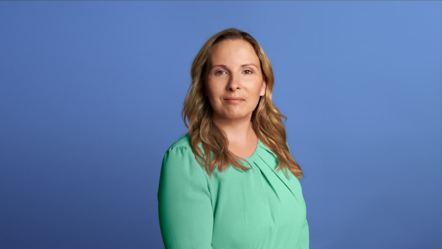 Kristina Sokolovic ist an primär biliärer Cholangitis (PBC) erkrankt. Seit 2021 weiß die 38-Jährige, dass sie an der nicht heilbaren, aber behandelbaren Autoimmunerkrankung der Leber leidet, die zu etwa 90 Prozent Frauen betrifft. Kristina spricht offen über Diagnose, Therapie und Alltag mit PBC – von Juckreiz und Müdigkeit bis zu Routinen, Kontrollen und der Kraft von Wissen und Austausch.