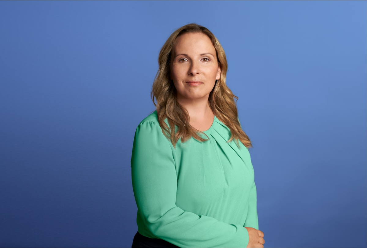 Kristina Sokolovic ist an primär biliärer Cholangitis (PBC) erkrankt. Seit 2021 weiß die 38-Jährige, dass sie an der nicht heilbaren, aber behandelbaren Autoimmunerkrankung der Leber leidet, die zu etwa 90 Prozent Frauen betrifft. Kristina spricht offen über Diagnose, Therapie und Alltag mit PBC – von Juckreiz und Müdigkeit bis zu Routinen, Kontrollen und der Kraft von Wissen und Austausch.