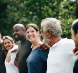 Fröhliche und vielfältige Menschen im Park