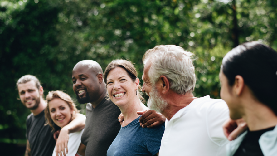 Fröhliche und vielfältige Menschen im Park