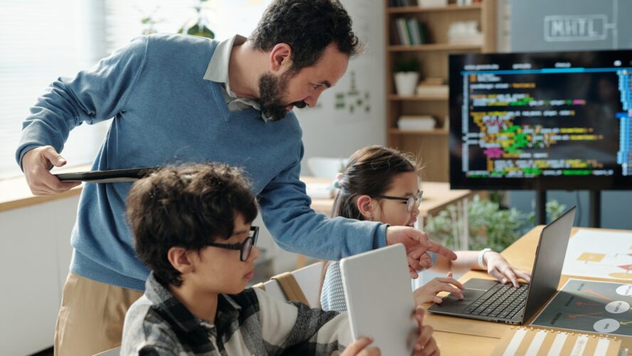 Teaching Programming Skills to Young Students in Classroom