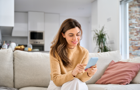 Frau mit Tablet benutzt smarte Technologien