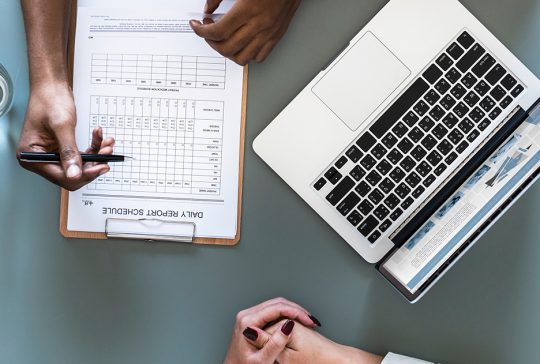 læge snakker med diabetiker