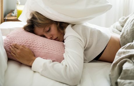 kvinde har dårligt søvnmønster og kan ikke falde i søvn