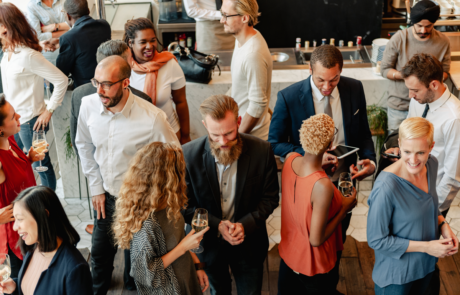 Verschiedene Gruppen von Menschen bei gesellschaftlichen Veranstaltungen, Mingling und Chat. Verschiedene Menschen genießen Getränke und Konversation in lebhaften gesellschaftlichen Zusammenkunft Partei. Gesellschaftliches Ereignis mit einer vielfältigen Gruppe von Menschen, die sich vermischen
