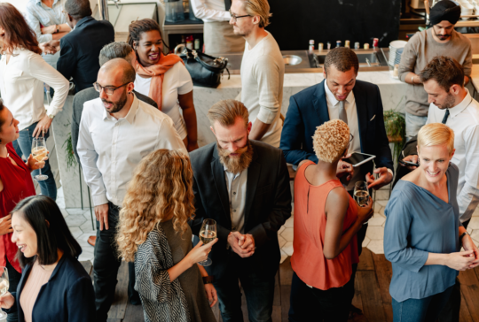 Verschiedene Gruppen von Menschen bei gesellschaftlichen Veranstaltungen, Mingling und Chat. Verschiedene Menschen genießen Getränke und Konversation in lebhaften gesellschaftlichen Zusammenkunft Partei. Gesellschaftliches Ereignis mit einer vielfältigen Gruppe von Menschen, die sich vermischen