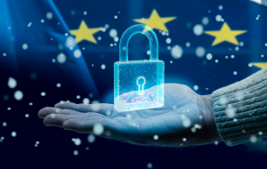 Hand, die ein futuristisches Vorhängeschloss-Hologramm hält, das Datenschutz und Cybersicherheit innerhalb der Europäischen Union symbolisiert