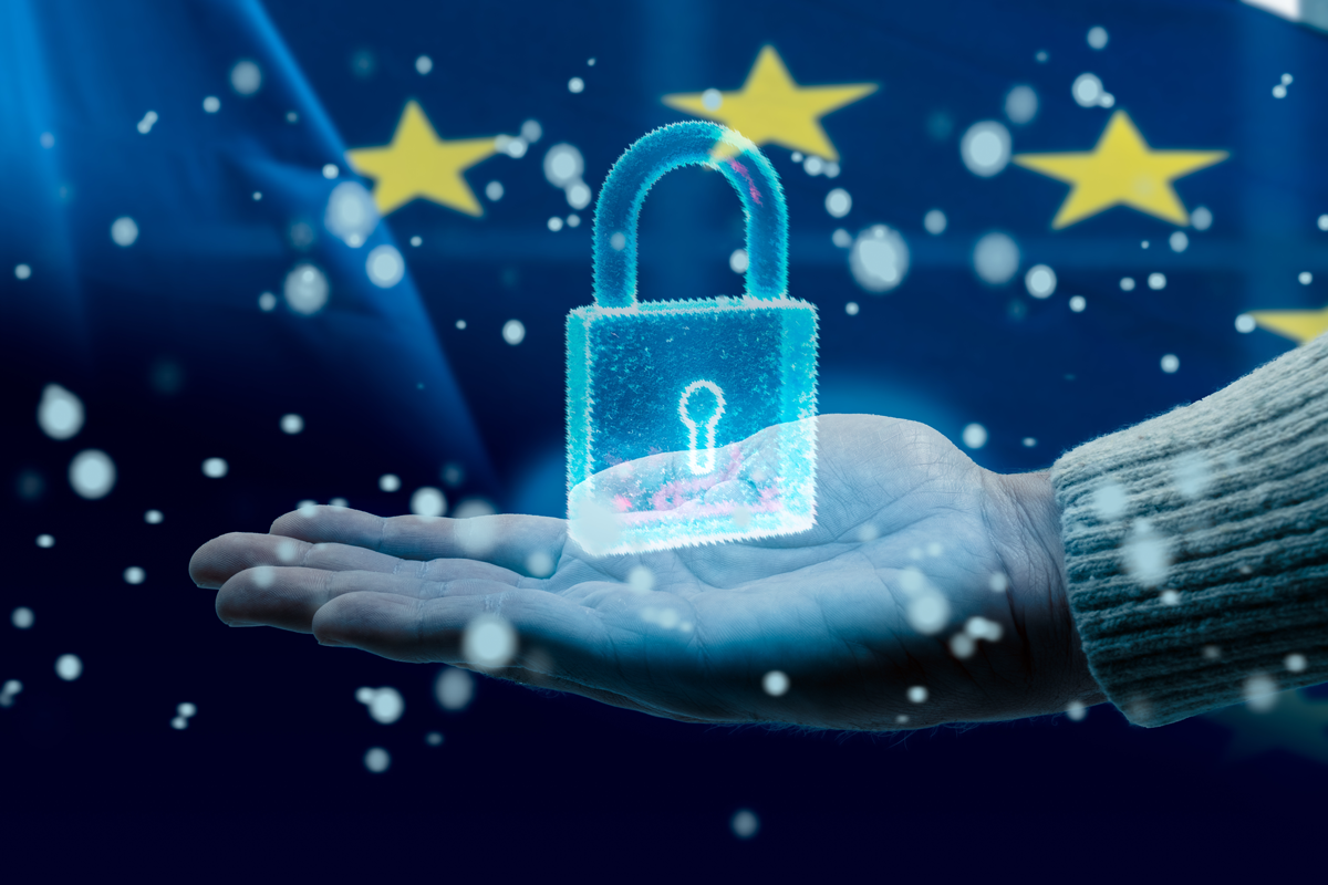 Hand, die ein futuristisches Vorhängeschloss-Hologramm hält, das Datenschutz und Cybersicherheit innerhalb der Europäischen Union symbolisiert