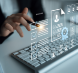 Ein professioneller Geschäftsmann kommuniziert mit einer Computertastatur, während digitale Elemente Benutzerprofile und Checklisten anzeigen, die moderne Arbeitsplatzeffizienz und Technologieintegration zeigen. Gantry