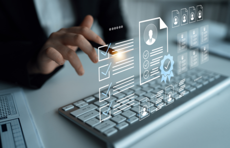 Ein professioneller Geschäftsmann kommuniziert mit einer Computertastatur, während digitale Elemente Benutzerprofile und Checklisten anzeigen, die moderne Arbeitsplatzeffizienz und Technologieintegration zeigen. Gantry