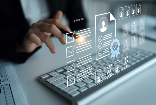 Ein professioneller Geschäftsmann kommuniziert mit einer Computertastatur, während digitale Elemente Benutzerprofile und Checklisten anzeigen, die moderne Arbeitsplatzeffizienz und Technologieintegration zeigen. Gantry