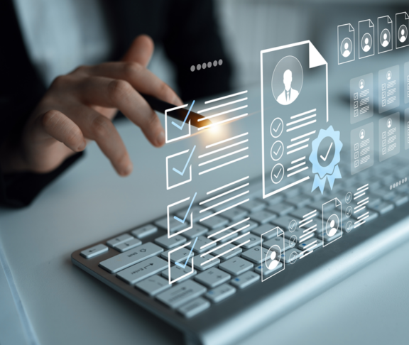 Ein professioneller Geschäftsmann kommuniziert mit einer Computertastatur, während digitale Elemente Benutzerprofile und Checklisten anzeigen, die moderne Arbeitsplatzeffizienz und Technologieintegration zeigen. Gantry