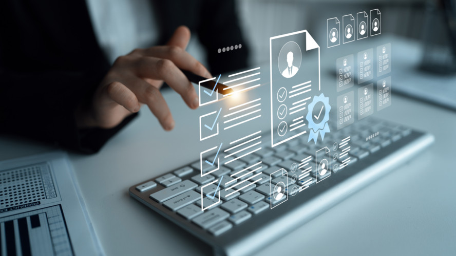 Ein professioneller Geschäftsmann kommuniziert mit einer Computertastatur, während digitale Elemente Benutzerprofile und Checklisten anzeigen, die moderne Arbeitsplatzeffizienz und Technologieintegration zeigen. Gantry